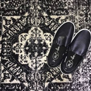 Rue 21 black sneakers